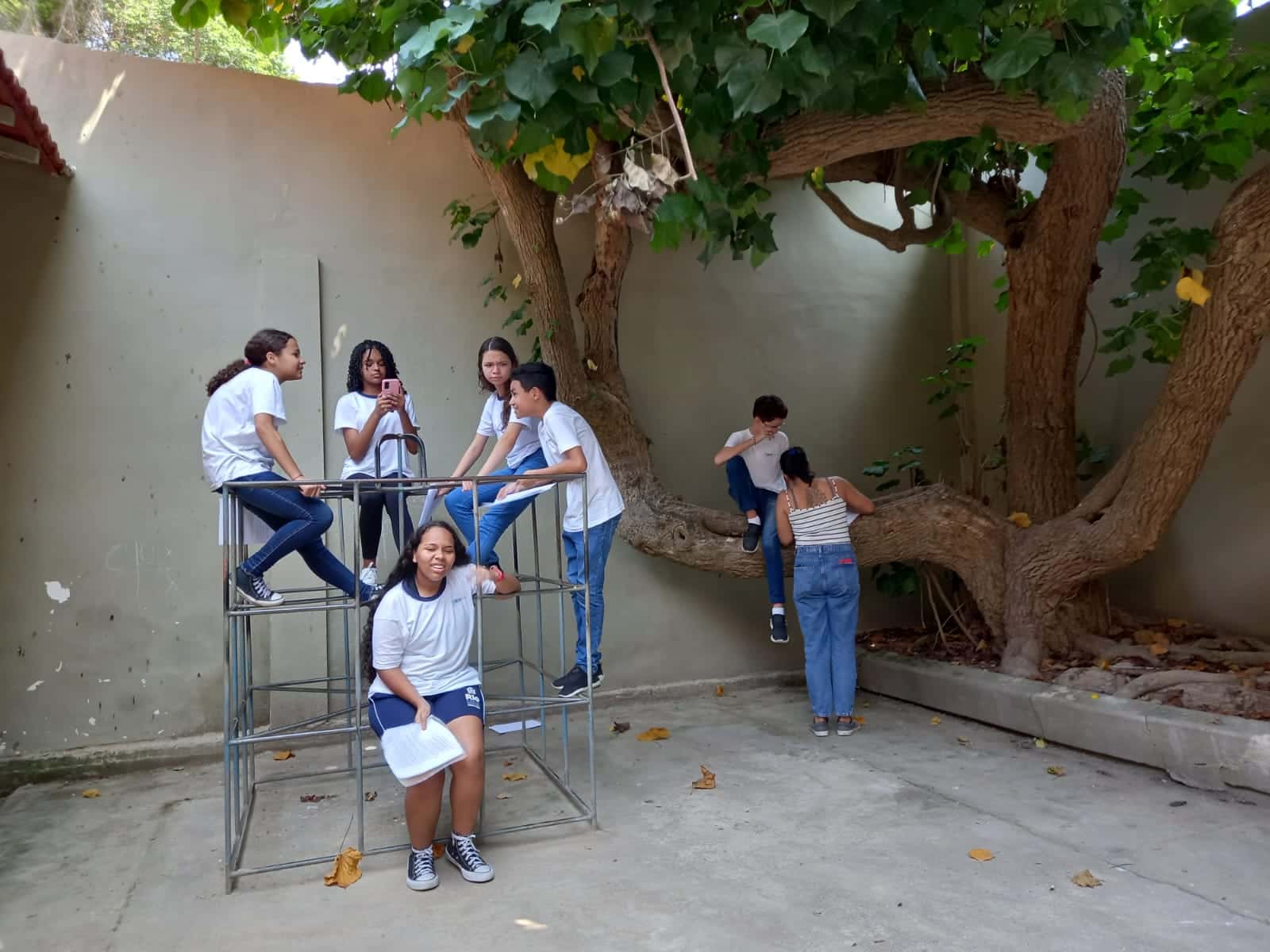 Estudantes no pátio escolar durante o recreio