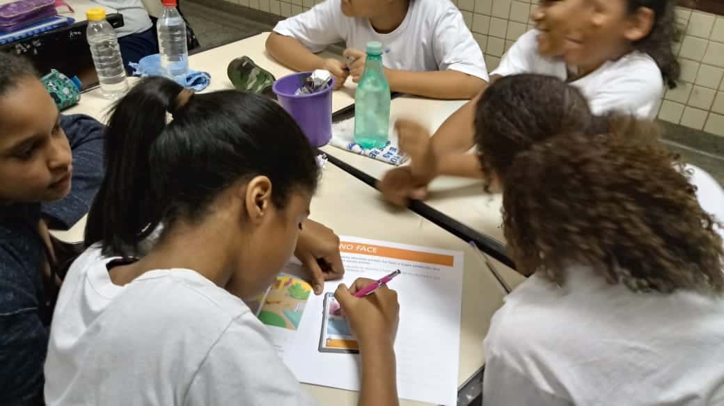 Livro aberto com atividades do projeto